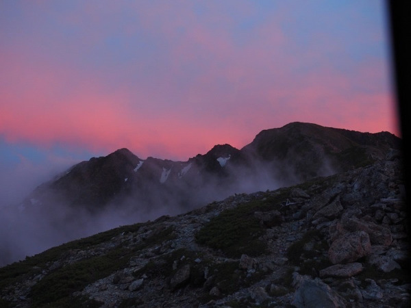 北岳山荘から見る間ノ岳、農鳥岳