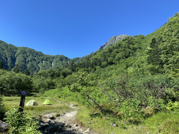 白根御池からは北岳山頂が望めます