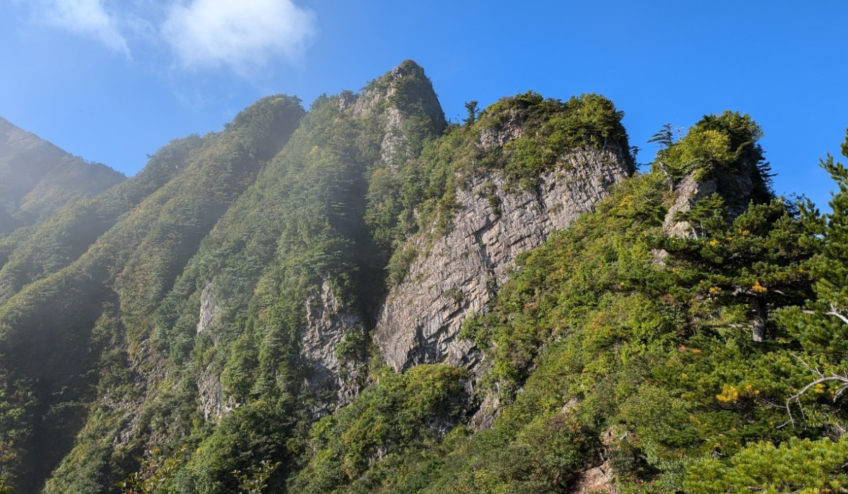 鎖とハシゴの殿堂「荒沢岳」を登る