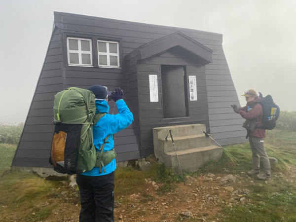 白崩避難小屋