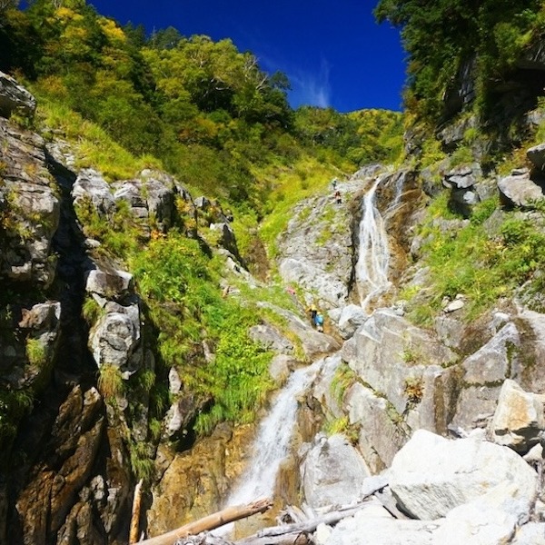 真白な花崗岩で明るい木曽の沢「 西横川」