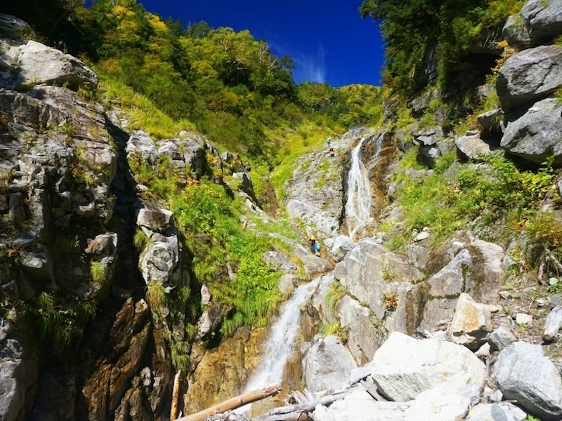 真白な花崗岩で明るい木曽の沢「 西横川」