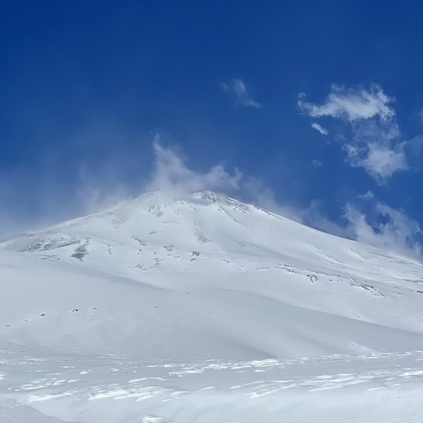 富士山 二ツ塚　雪の広大な裾野を自由に歩く！