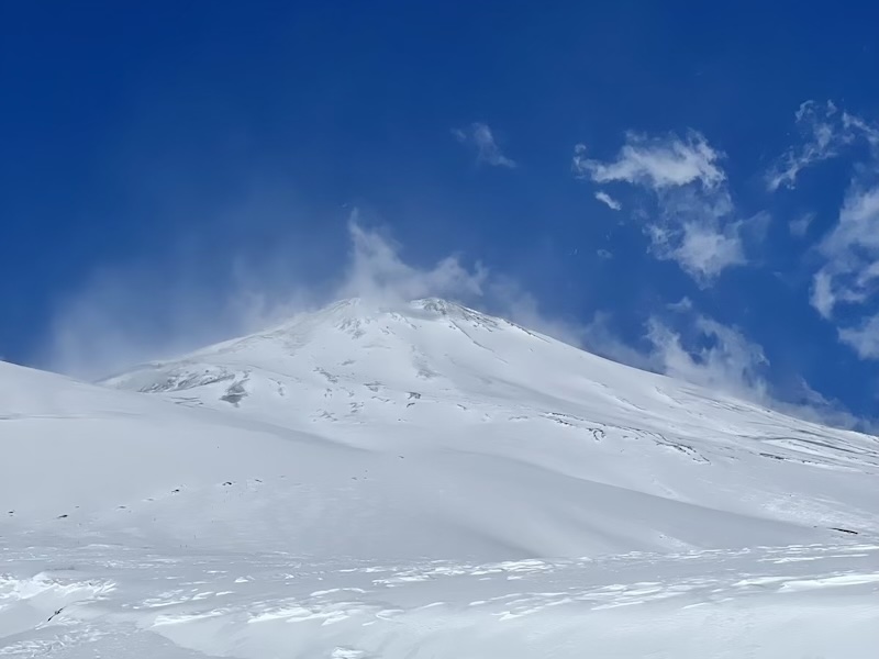 富士山 二ツ塚　雪の広大な裾野を自由に歩く！