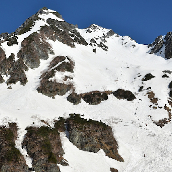 残雪の穂高連峰を堪能　北穂高岳登山