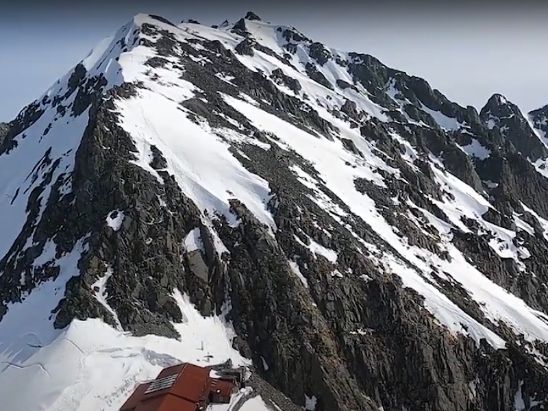 奥穂高岳　残雪の奥穂高岳でアルパイン入門