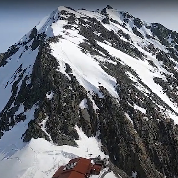 奥穂高岳　残雪の奥穂高岳でアルパイン入門