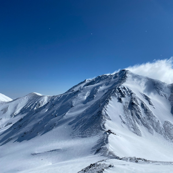 残雪の立山三山（富士ノ折立・大汝山・雄山）